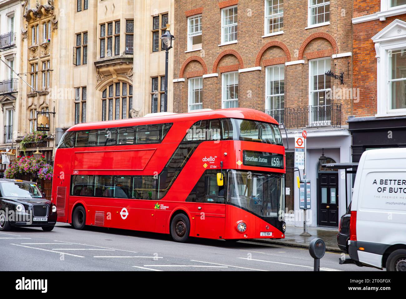 Londra Inghilterra modello ibrido autobus di trasporto pubblico a due piani rosso per efficienza ed emissioni ridotte, Regno Unito Foto Stock