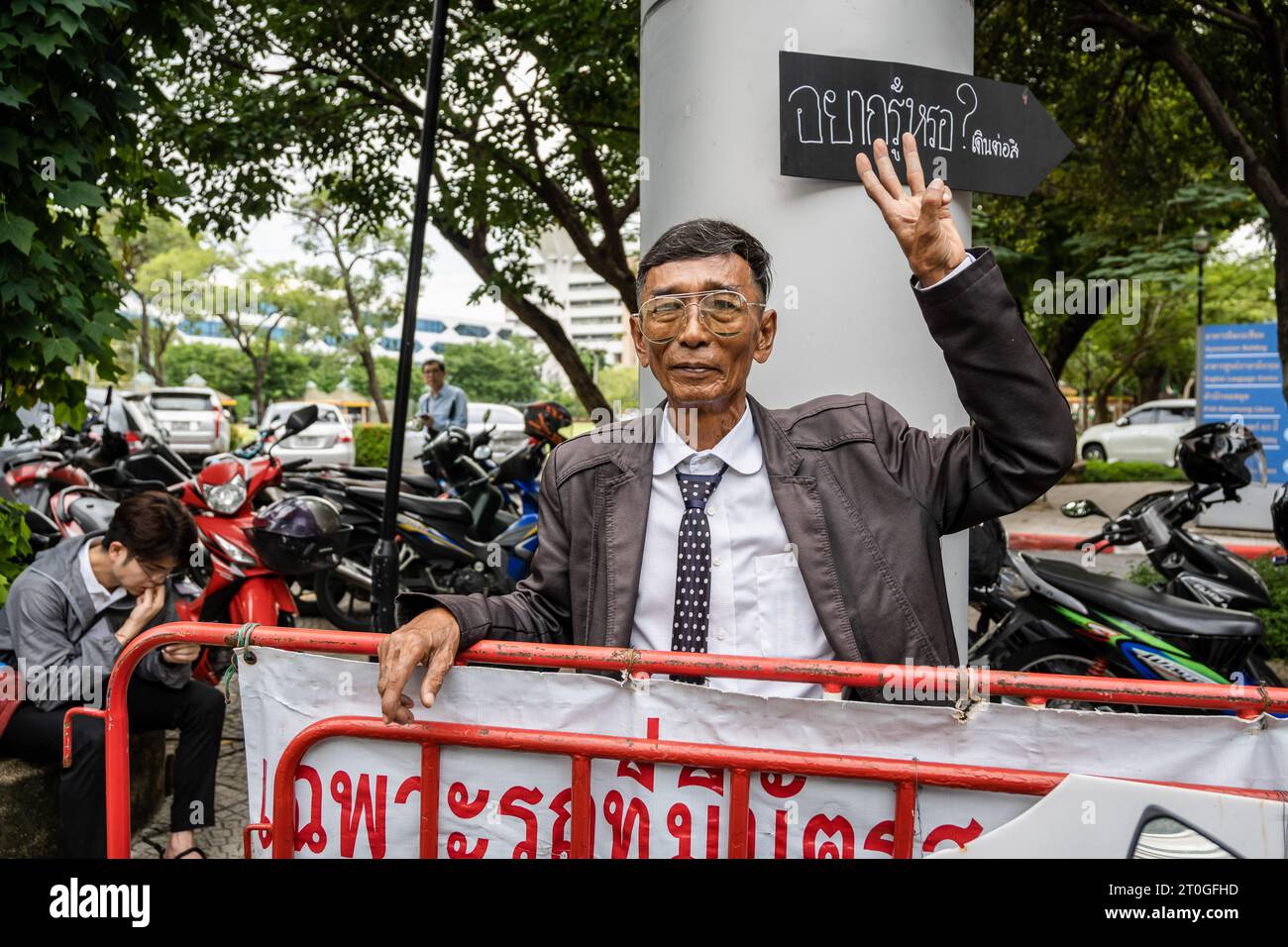 Bangkok, Thailandia. 6 ottobre 2023. La guardia d'ingresso all'Università di Thammasat parla durante il giorno della commemorazione del massacro del 6 ottobre 1976 a Bangkok. Credito: SOPA Images Limited/Alamy Live News Foto Stock