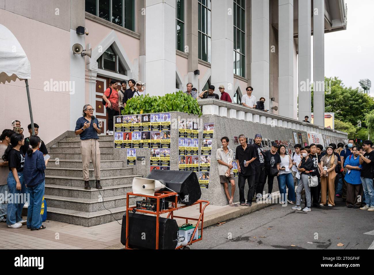 Bangkok, Thailandia. 6 ottobre 2023. Il leader e presentatore del tour a piedi è visto tenere un discorso prima dell'inizio del tour a piedi durante il giorno di commemorazione del massacro del 6 ottobre 1976, presso l'Università Thammasat (campus di Tha Phra Chan), a Bangkok. Credito: SOPA Images Limited/Alamy Live News Foto Stock