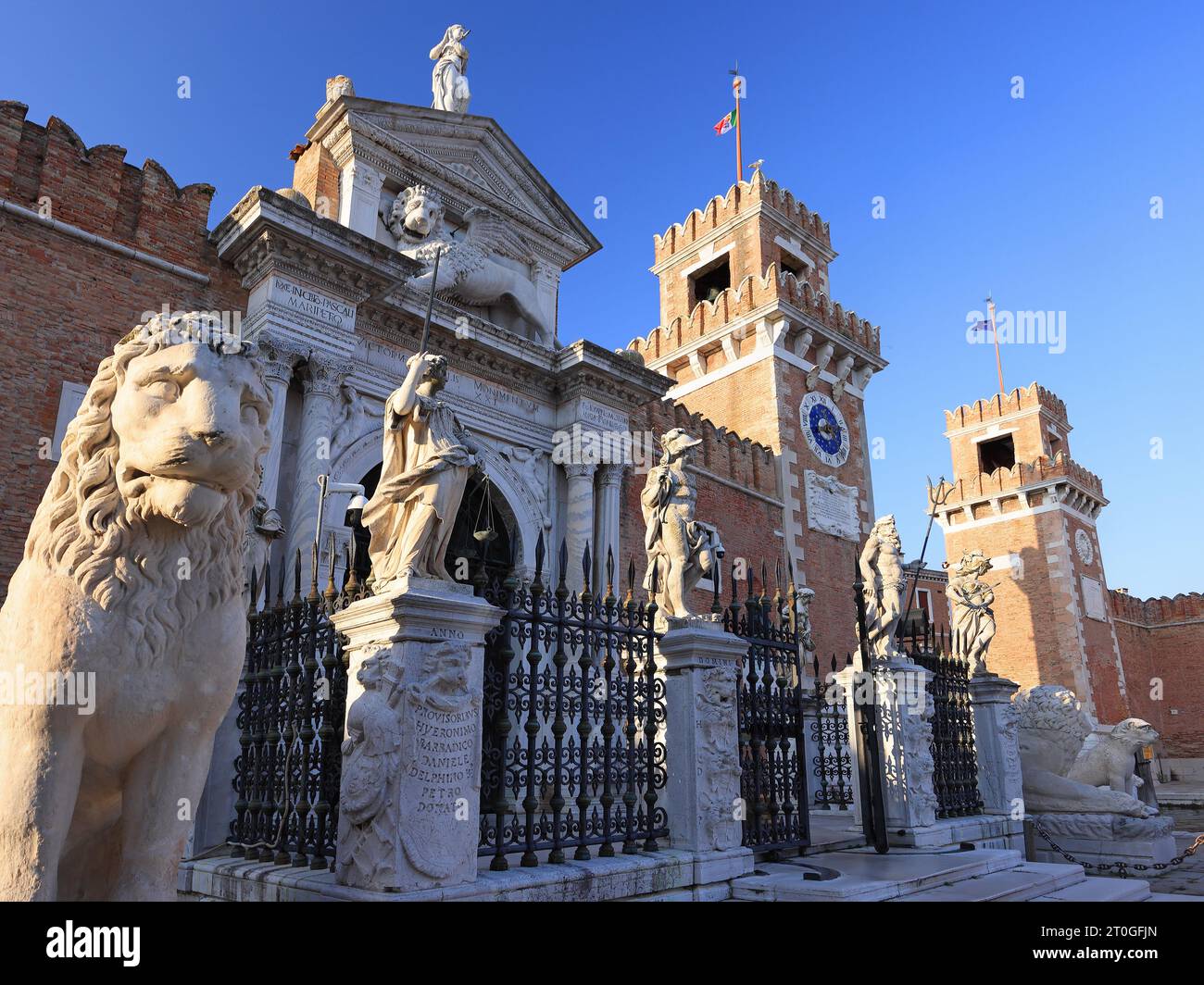 Ingresso all'Arsenale veneziano con la sua guardia permanente di leoni marmorei. L'Arsenale veneziano è un complesso di ex cantieri navali e armerie Foto Stock