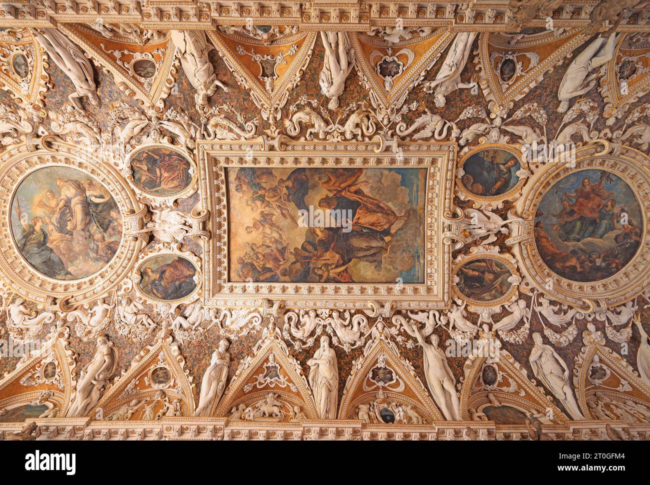 La sala a quattro porte è un magnifico e dettagliato soffitto a cassettoni con intricati lavori di stucco nel Palazzo Ducale, che include dipinti di Tintoretto e Tiziano Foto Stock