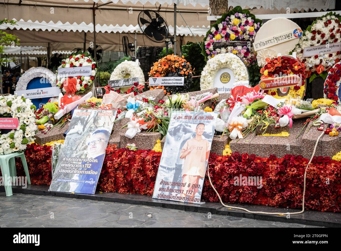 Bangkok, Thailandia. 6 ottobre 2023. Ghirlande di fiori sono visibili all'ingresso dell'Università Thammasat (campus di Tha Phra Chan), durante il giorno di commemorazione del massacro del 6 ottobre 1976, a Bangkok. (Foto di Nathalie Jamois/SOPA Images/Sipa USA) credito: SIPA USA/Alamy Live News Foto Stock