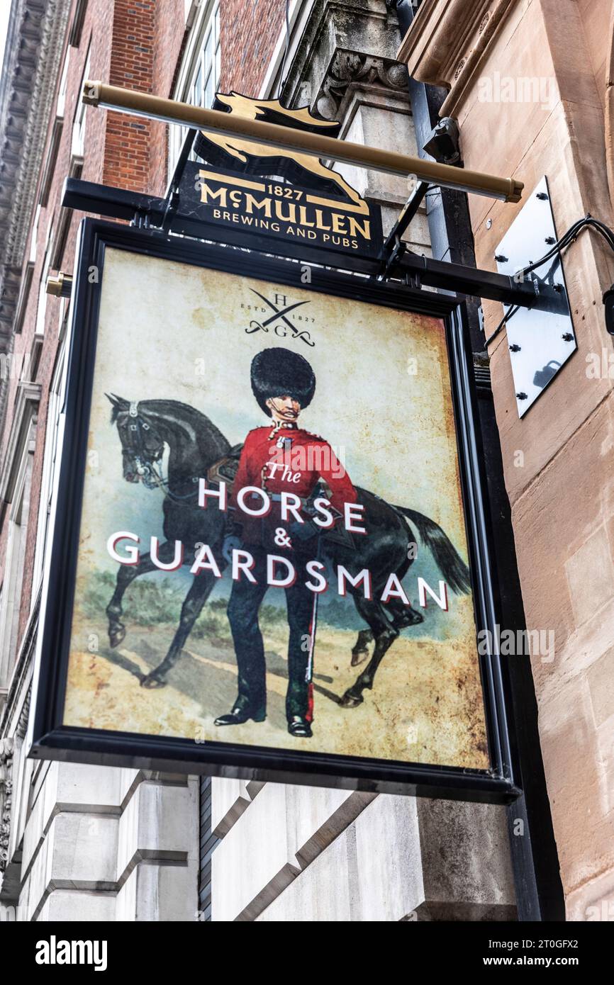 Cartello per il pub e ristorante McMullen Horse and Guardsman a Westminster, Inghilterra, Regno Unito Foto Stock