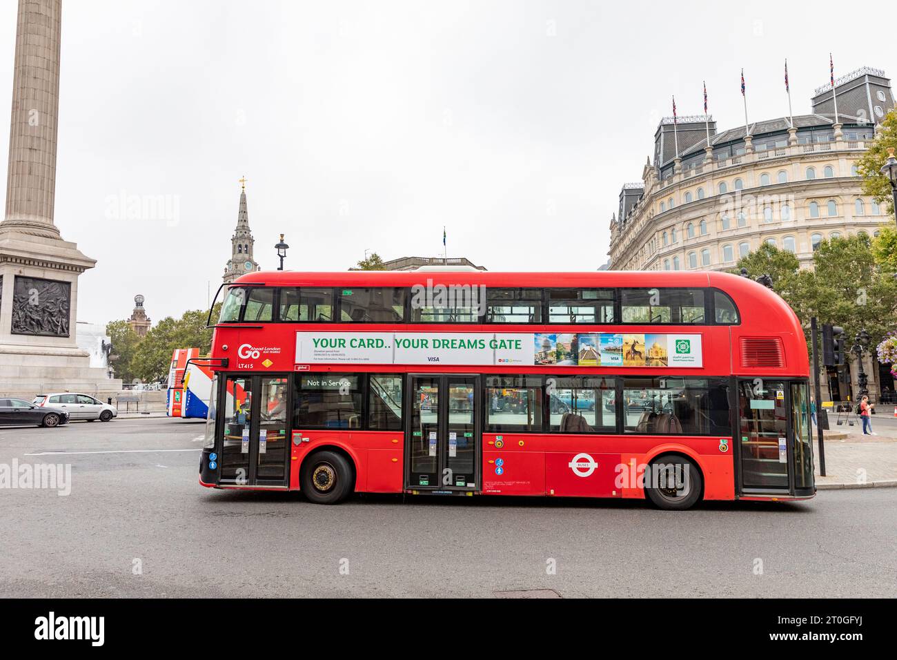 Londra Inghilterra modello ibrido autobus di trasporto pubblico a due piani rosso per efficienza ed emissioni ridotte, Regno Unito Foto Stock