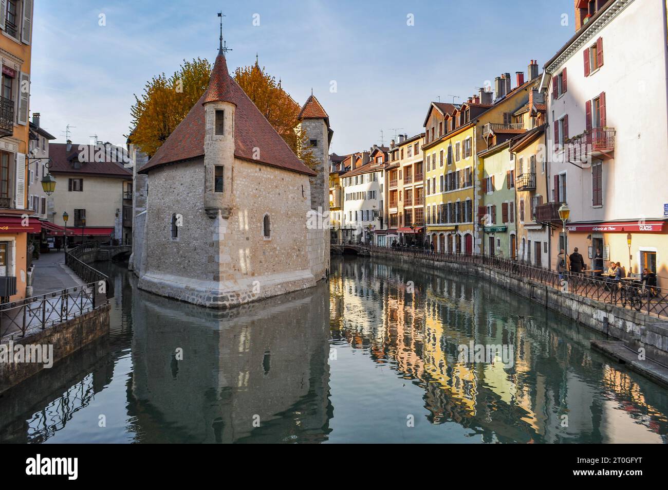 Vista frontale del Palais de l'Île (Palais de l'Ile), conosciuto come la "casa a forma di nave", sul fiume Thiou nella città vecchia di Annecy, Francia Foto Stock