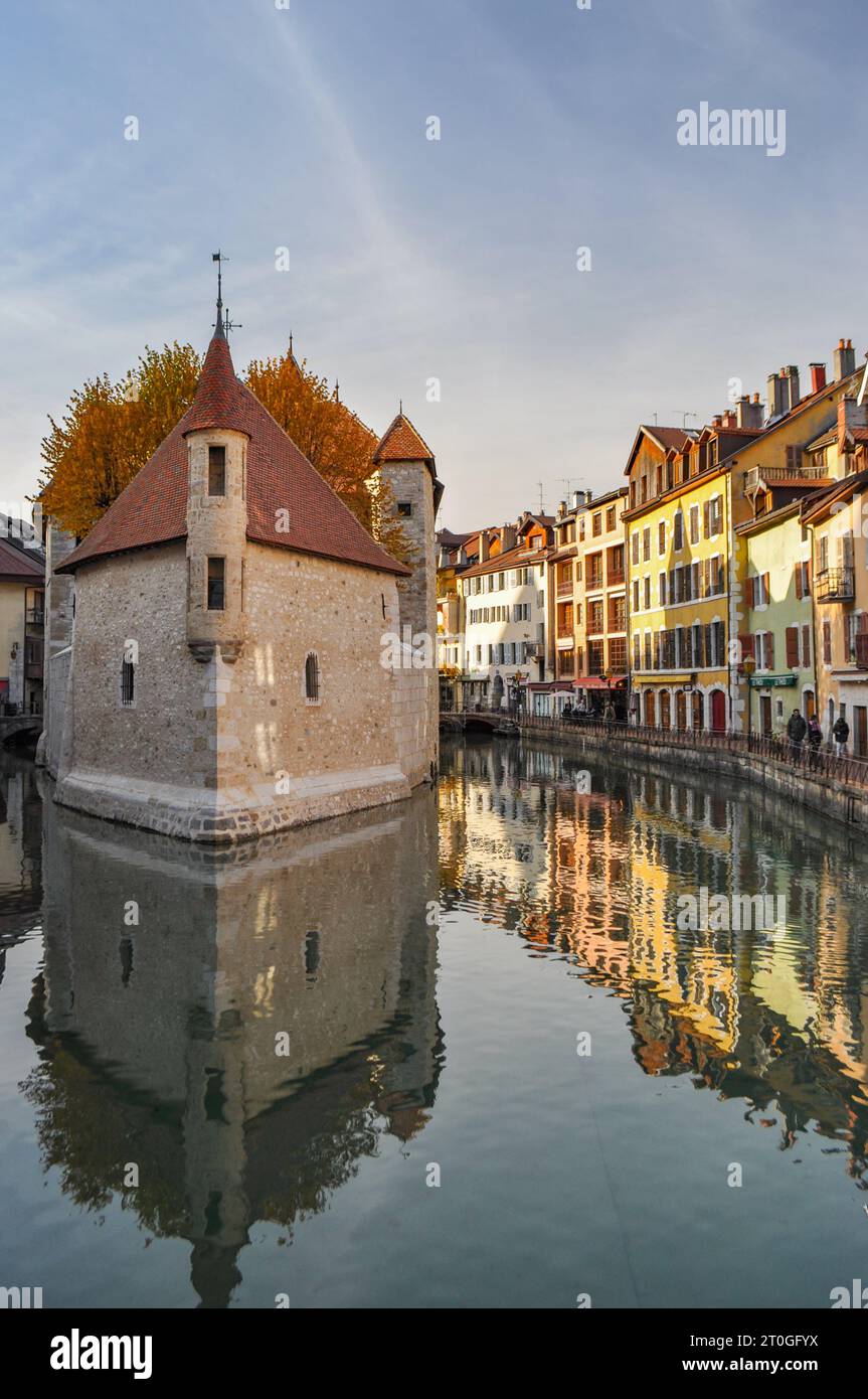 Vista frontale del Palais de l'Île (Palais de l'Ile), conosciuto come la "casa a forma di nave", sul fiume Thiou nella città vecchia di Annecy, Francia Foto Stock