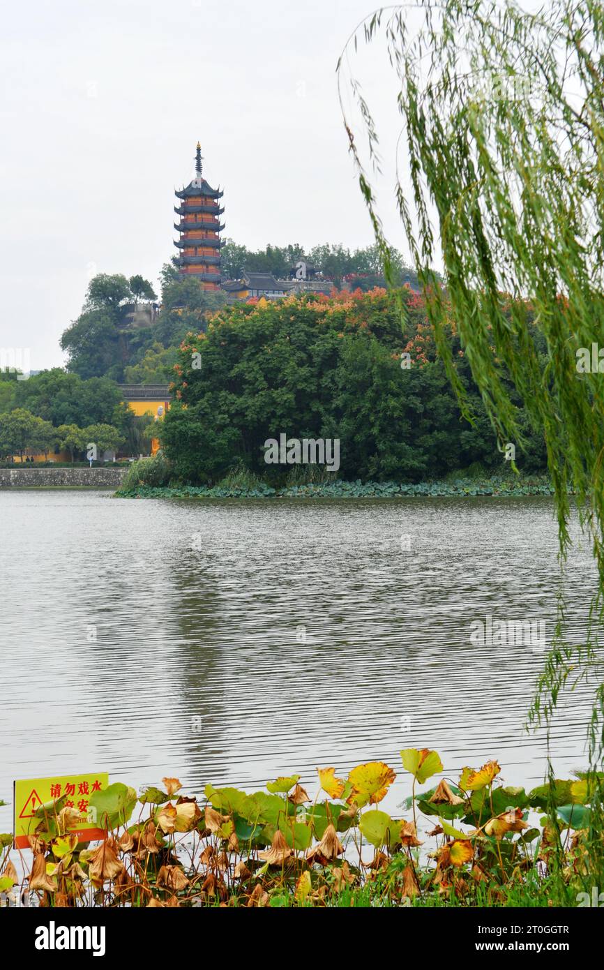 Foto del Tempio di Jinshan, il famoso edificio cinese antico, situato nella città di Zhenjiang, provincia di Jiangsu, Cina Foto Stock