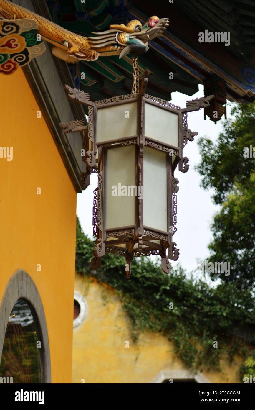 Foto di un edificio tradizionale di stile architettonico Cinese con una lanterna di stile antico appesa sotto le gronde Foto Stock