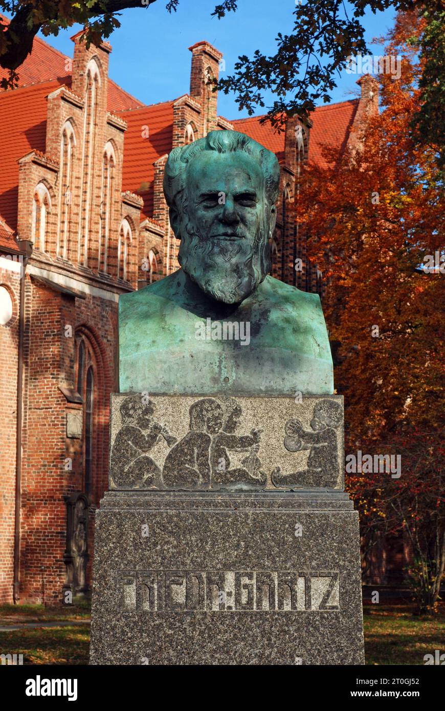 22.10.2013 Denkmal Deutschland/ Sachsen Anhalt/ Altmark/ Salzwedel/ Denkmal von Friedrich Gartz vor der Katharinenkirche/ er War Komponist, Chorleiter, Kantor und Gesanglehrer am Gymnasium/ verfärbte Blätter/ Herbst **** 22 10 2013 monumento Germania Sassonia Anhalt Altmark Salzwedel monumento di Friedrich Gartz di fronte a St.. Catherines Church è stato compositore, maestro di coro, cantore e insegnante di canto presso la scuola superiore Scolorated Leaves Autumn Credit: Imago/Alamy Live News Foto Stock