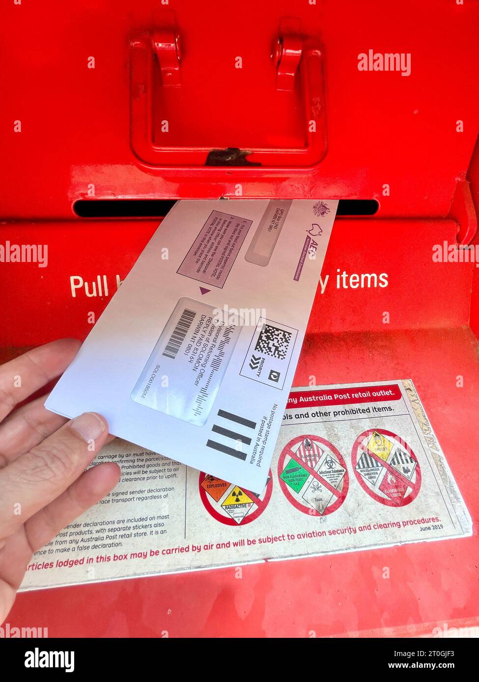 Darwin, territorio del Nord, Australia. 7 ottobre 2023. Un uomo lascia in una cassetta postale un voto postale per il referendum su una voce indigena al parlamento australiano. Crediti: Regis Martin/Alamy Live News Foto Stock
