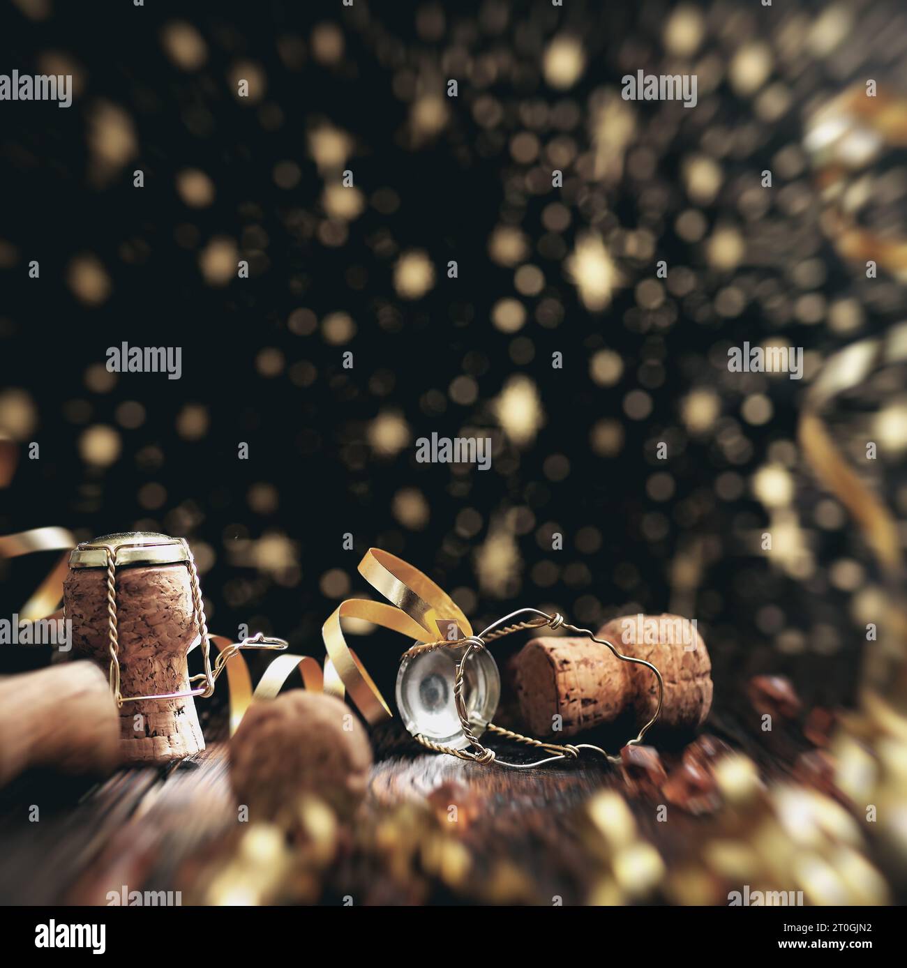 Concetto di Capodanno, tappi da bottiglie di champagne aperte, sfondo bokeh dorato Foto Stock