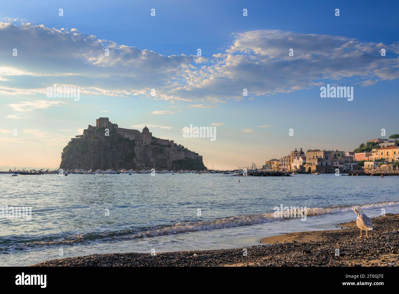 Vista iconica di Ischia in Italia. Spiaggia dei pescatori di Ischia Ponte. Foto Stock
