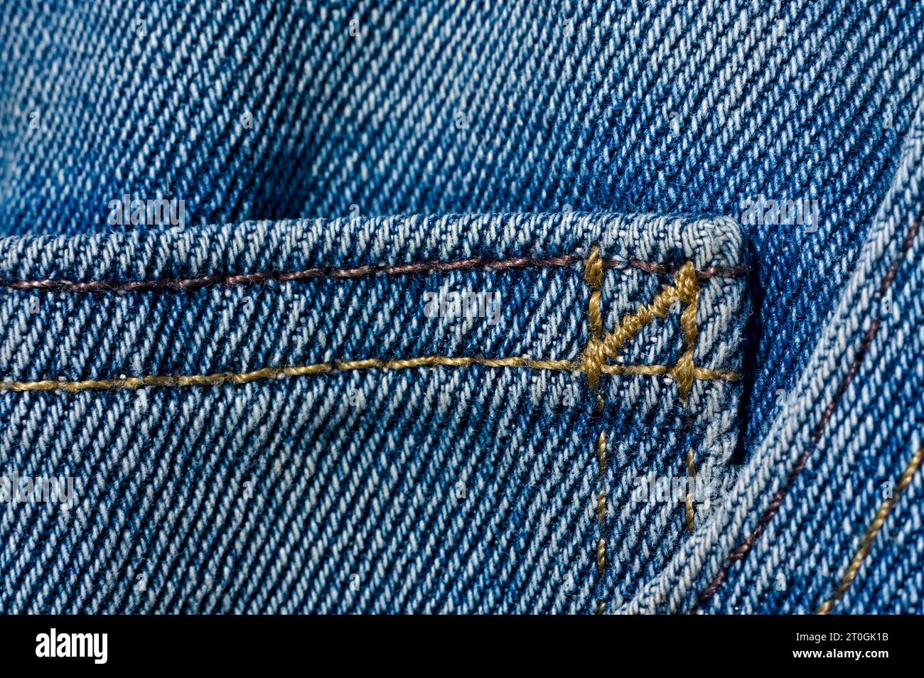 primo piano del tessuto denim blu su un paio di jeans Foto Stock