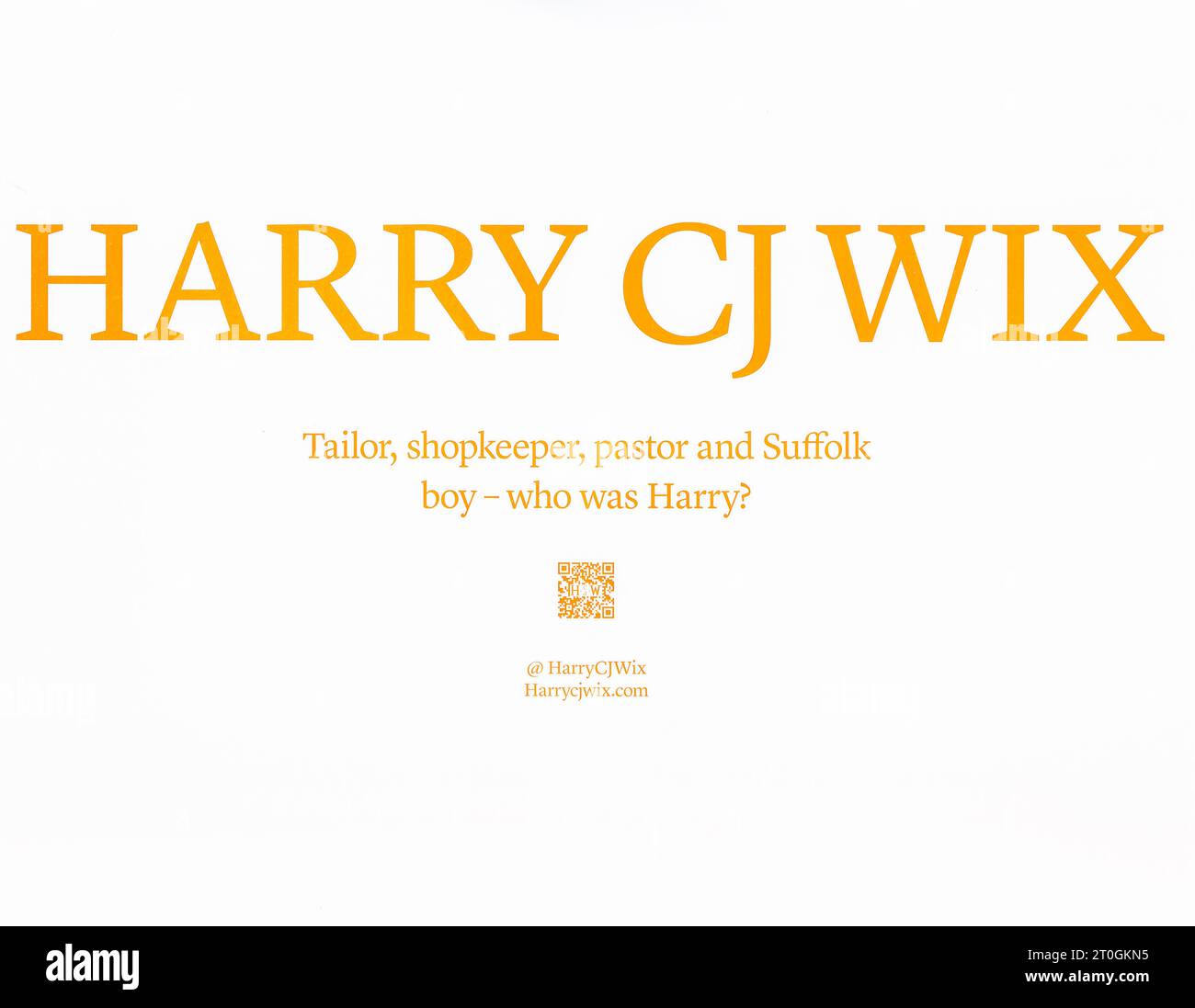 Intrigante segnale di marketing nella vetrina del negozio per Harry CJ Wix, Woodbridge, Suffolk, Inghilterra, Regno Unito Foto Stock