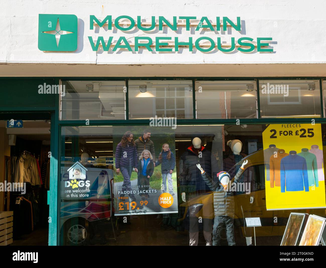 Mountain Warehouse, negozio di abbigliamento per esterni, vetrina, Woodbridge, Suffolk, Inghilterra, Regno Unito Foto Stock