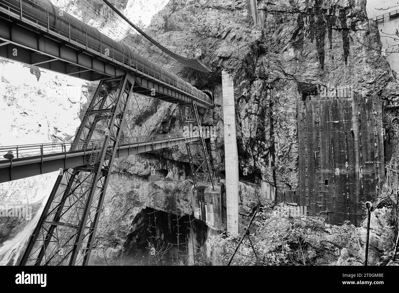 Interno ed esterno della diga del Vajont, luogo del disastro avvenuto 60 anni fa con la morte di circa 2000 persone Foto Stock