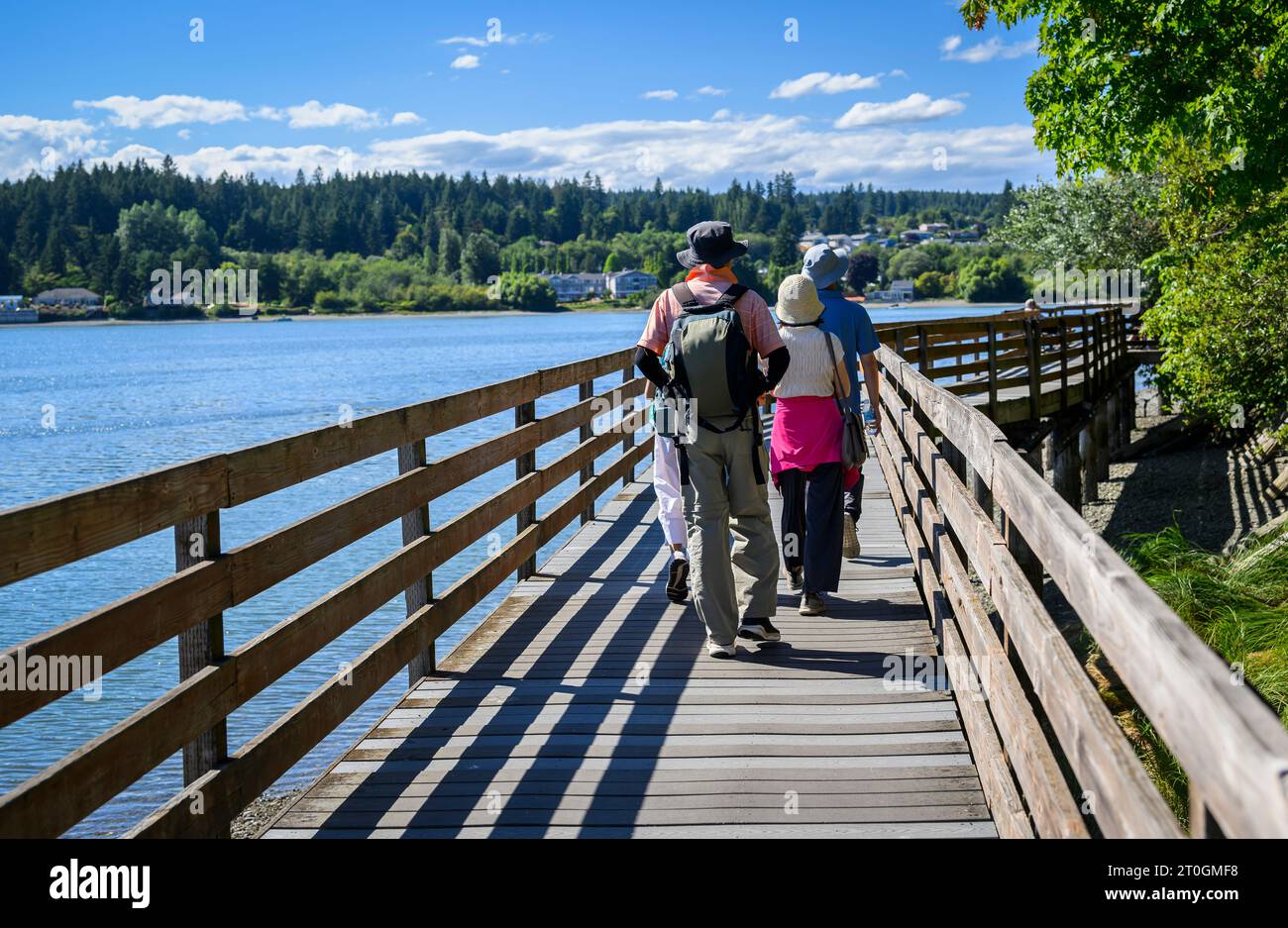 Gente che cammina sul ponte a Poulsbo. Poulsbo è una città sulla Liberty Bay nella contea di Kitsap, nello stato di Washington. Foto Stock