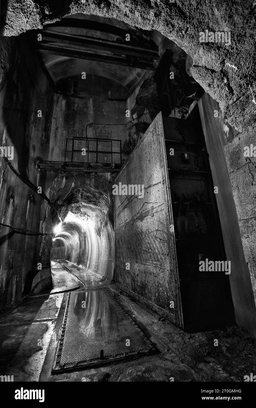 Interno ed esterno della diga del Vajont, luogo del disastro avvenuto 60 anni fa con la morte di circa 2000 persone Foto Stock