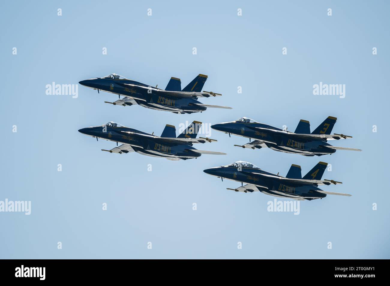 San Francisco, Stati Uniti. 6 ottobre 2023. I Blue Angels sorvolano il Golden Gate Bridge come parte del Fleet Week Airshow a San Francisco, California. Justin Benttinen/Alamy Live News Foto Stock