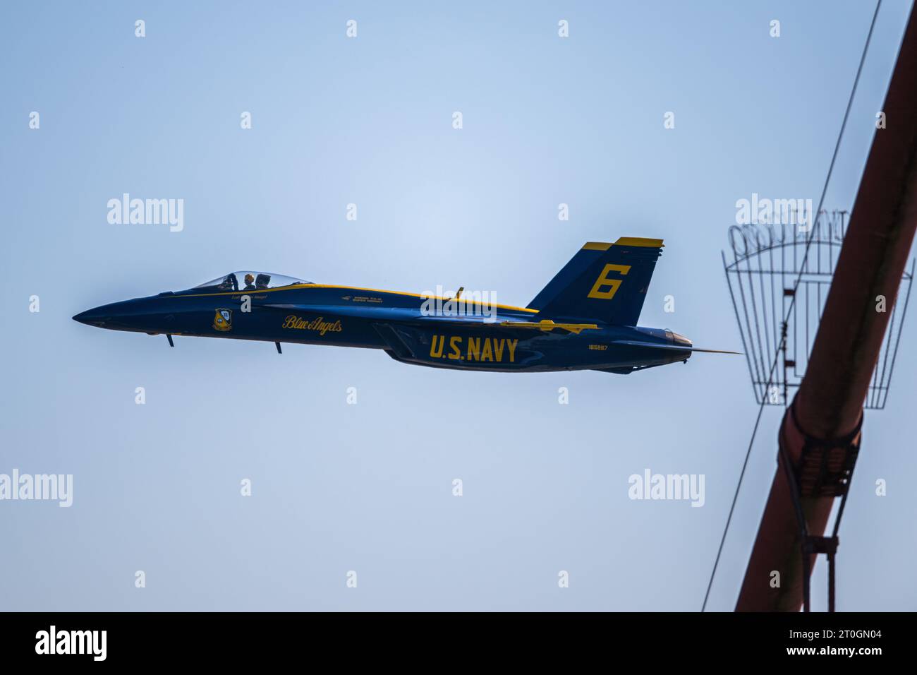 San Francisco, Stati Uniti. 6 ottobre 2023. Il pilota dimostrativo dei Blue Angels, il tenente comandante Griffin Stangel, vola sul Golden Gate Bridge come parte dello spettacolo aereo della Fleet Week. Justin Benttinen/Alamy Live News Foto Stock