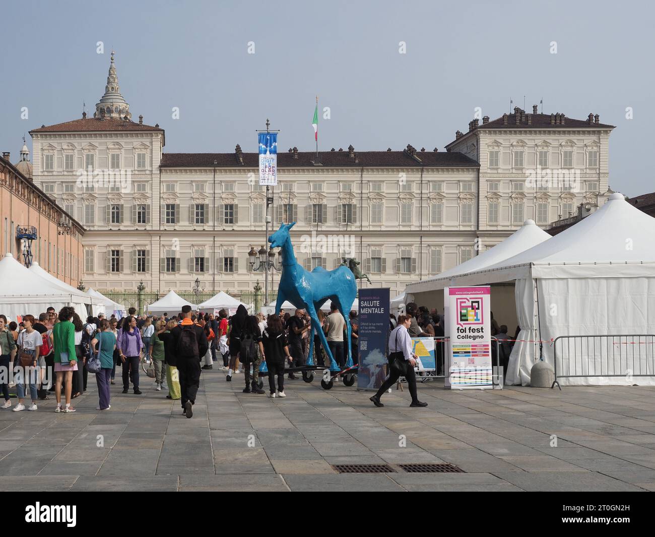 TORINO, ITALIA - 06 OTTOBRE 2023: Giornata mondiale della salute mentale in piazza Castello Foto Stock
