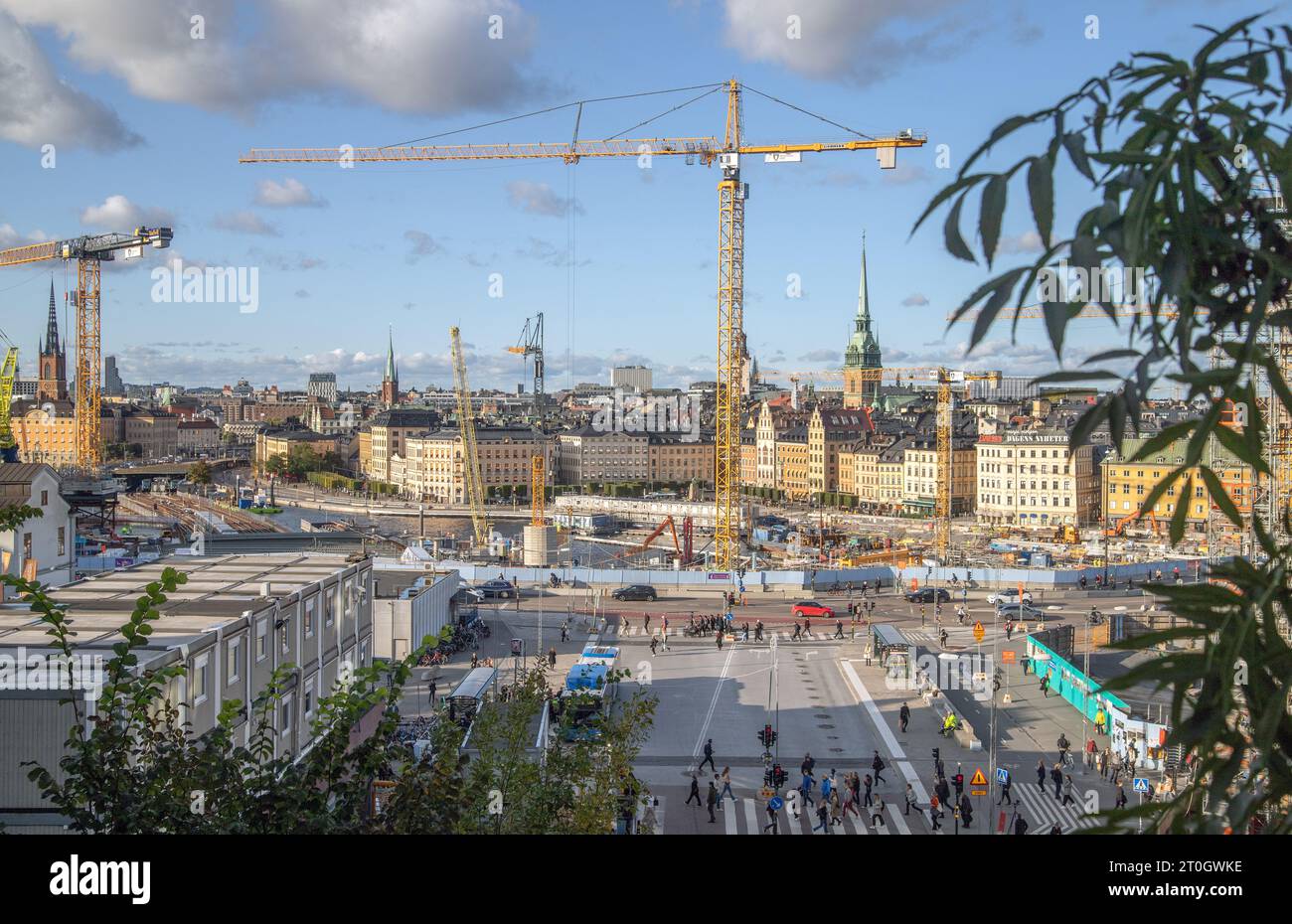 slussen e la città vecchia di Stoccolma con gru elevatrici Foto Stock