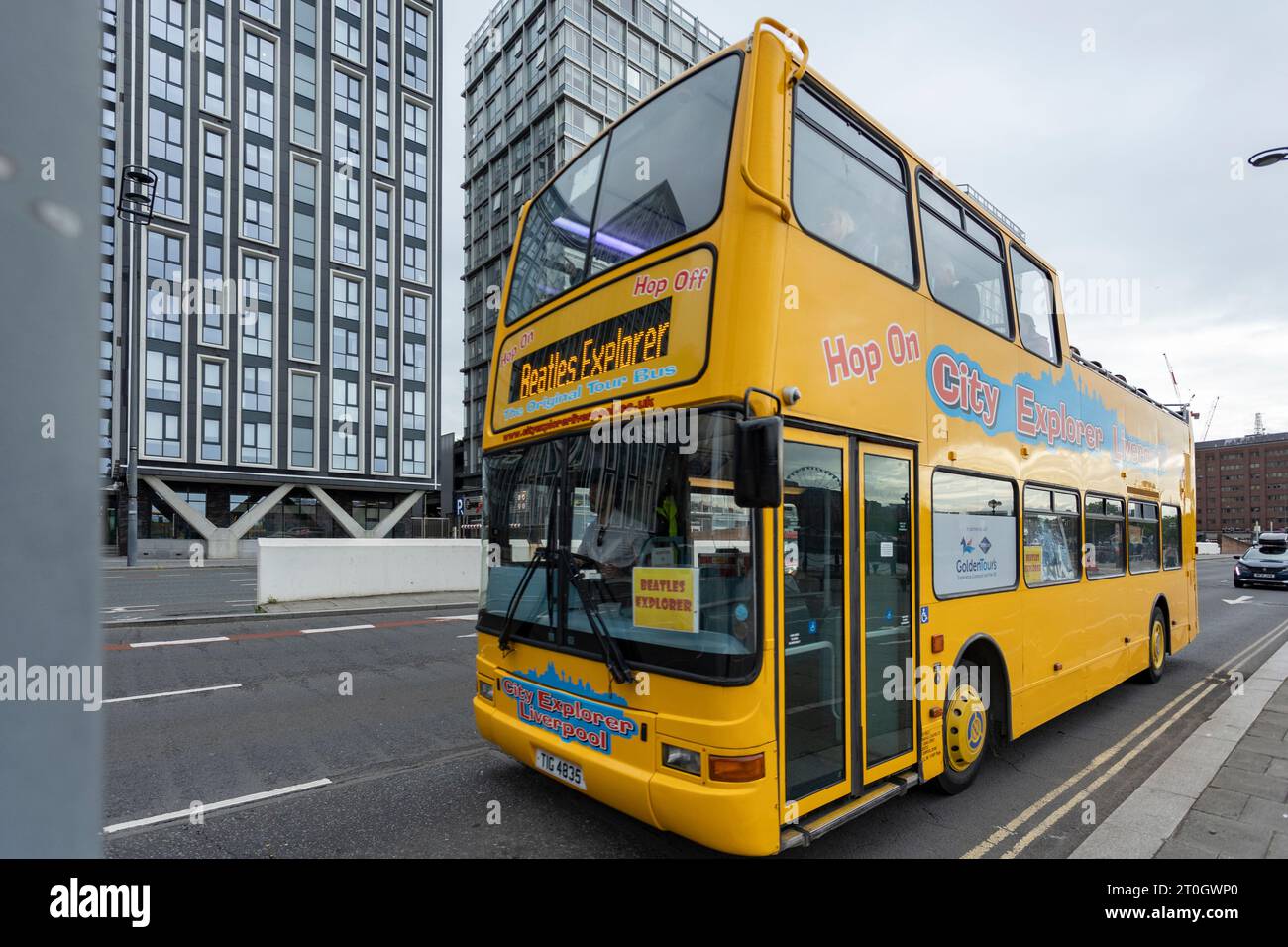 Liverpool, regno unito, 16 maggio 2023, autobus turistico giallo beatles City explorer, che viaggia lungo il tratto Foto Stock