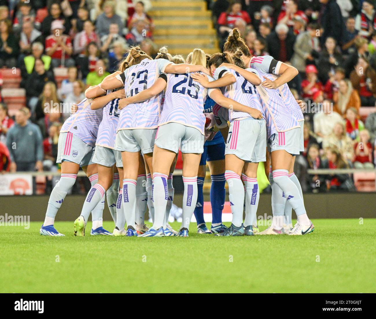 Leigh Sports Village, Leigh, Greater Manchester, Inghilterra. 6 ottobre 2023. L'Arsenal ha una squadra che si riunisce davanti al calcio d'inizio, durante il Manchester United Women Football Club V Arsenal Women Football Club al Leigh Sports Village, nella Barclays Women's Super League/Women's Super League. (Immagine di credito: ©Cody Froggatt/Alamy Live News) Foto Stock