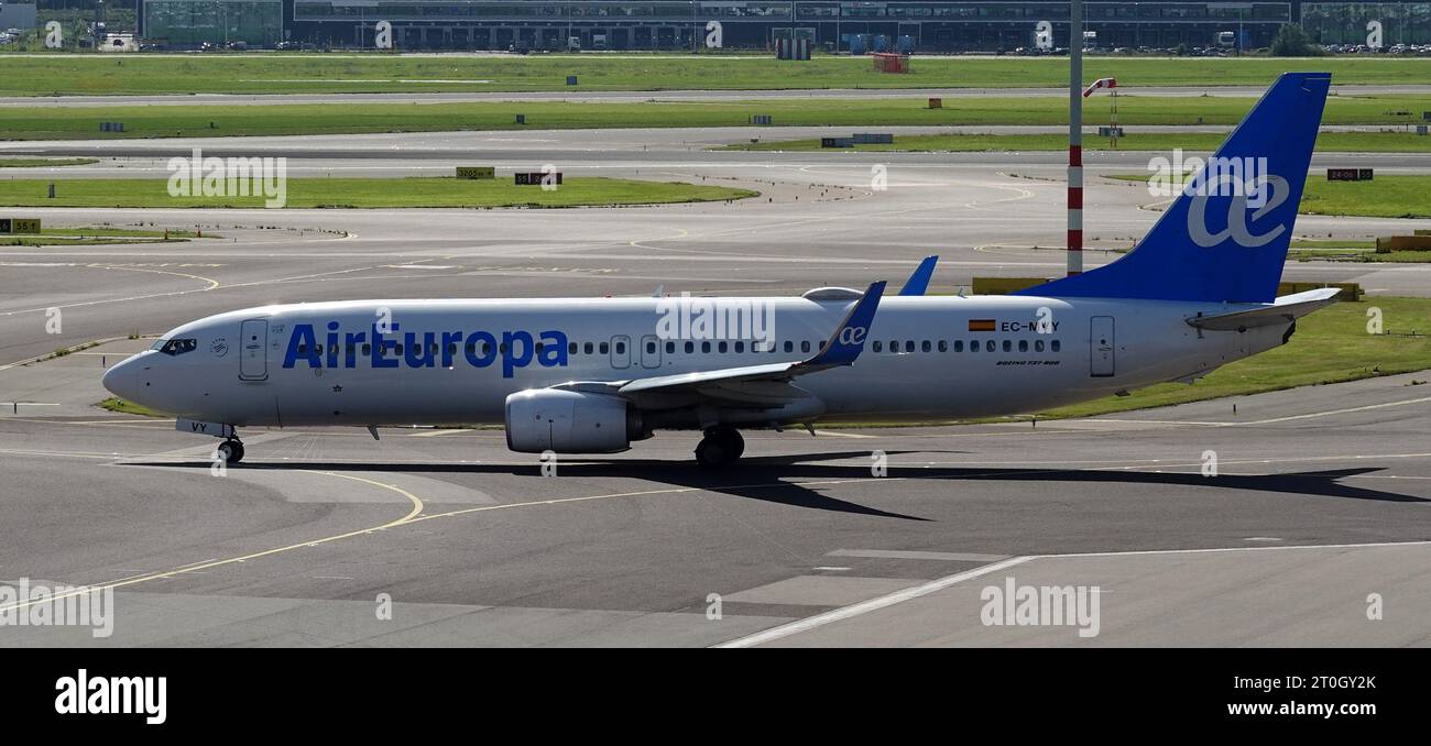 Schiphol, Paesi Bassi - 14 agosto 2023: Il Boeing 737-85P di Air Europe decolla in direzione della pista Foto Stock