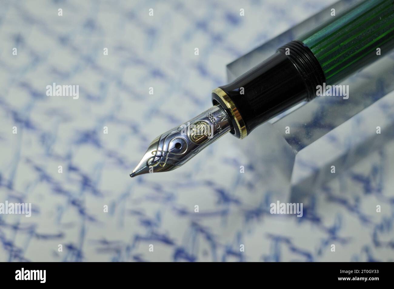 Itterbeck, Germania 3 ottobre 2023 Pelikan Souveraen M600 Fountain Pen. Testo scritto a mano sfocato sullo sfondo. Foto Stock