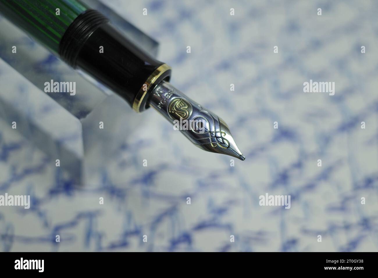 Itterbeck, Germania 3 ottobre 2023 Pelikan Souveraen M600 Fountain Pen. Testo scritto a mano sfocato sullo sfondo. Foto Stock