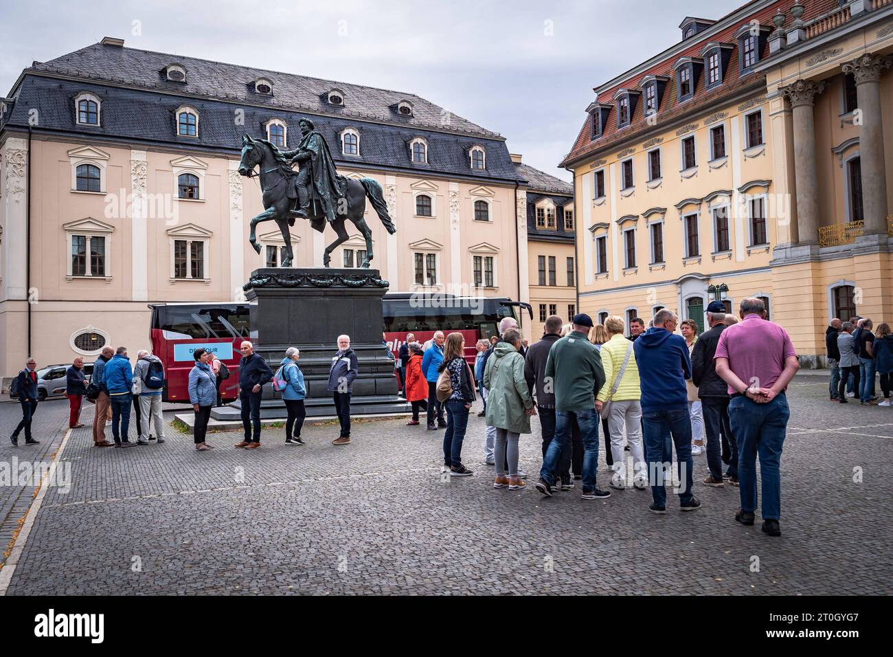 Weimar im Bundesland Thüringen Herzogin Anna Amalia Bibliothek am Platz der Demokratie mit Touristen - 07.10.2023 Weimar *** Weimar nello stato della Turingia Duchessa Anna Amalia Biblioteca nella Piazza della democrazia con i turisti 07 10 2023 Weimar credito: Imago/Alamy Live News Foto Stock