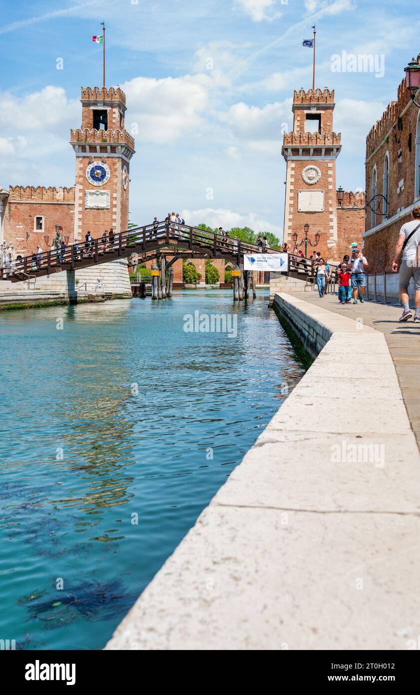 Venezia, Italia - maggio 31 2023: La porta principale dell'Arsenale di Venezia, un complesso di ex cantieri navali e armerie di Venezia. Foto Stock