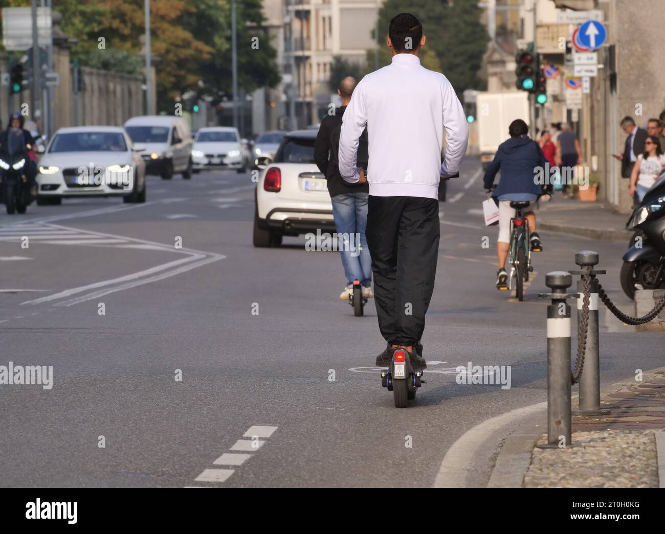 Val Brembana, . 7 ottobre 2023. Troppo spesso le piste ciclabili si rivelano più pericolose che utili. Non presentano ostacoli concreti per i veicoli a motore che troppo spesso li attraversano o si avvicinano pericolosamente ai ciclisti. Credito: Agenzia fotografica indipendente/Alamy Live News Foto Stock