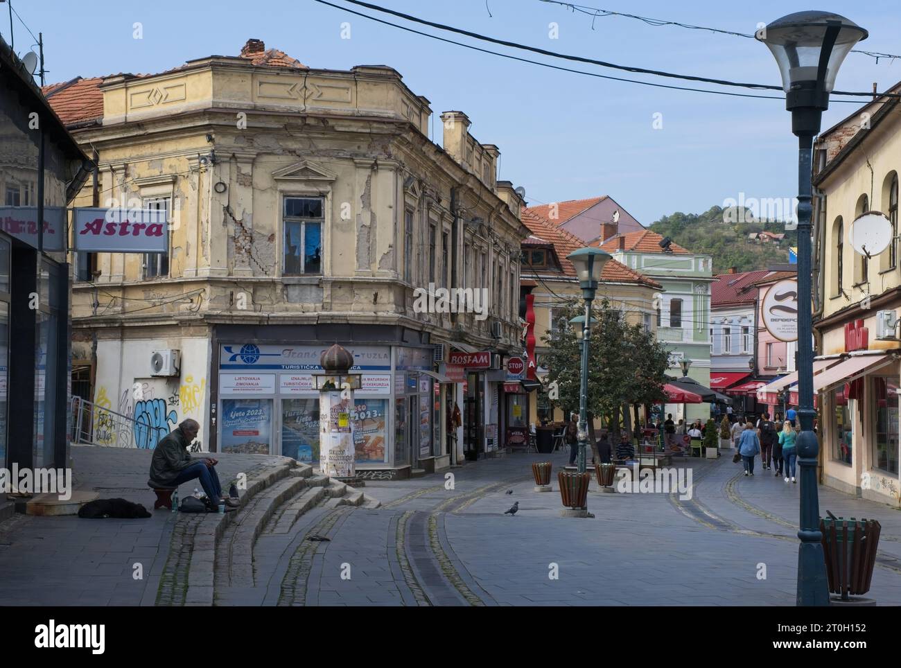 Tuzla, Bosnia ed Erzegovina - 4 ottobre 2023: Una passeggiata nel centro della città di Tuzla nella Federazione della Bosnia ed Erzegovina in una soleggiata giornata autunnale. Foto Stock