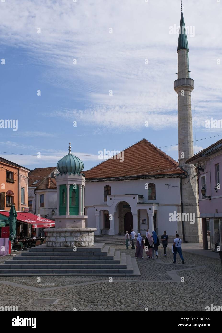Tuzla, Bosnia ed Erzegovina - 4 ottobre 2023: Una passeggiata nel centro della città di Tuzla nella Federazione della Bosnia ed Erzegovina in una soleggiata giornata autunnale. Foto Stock