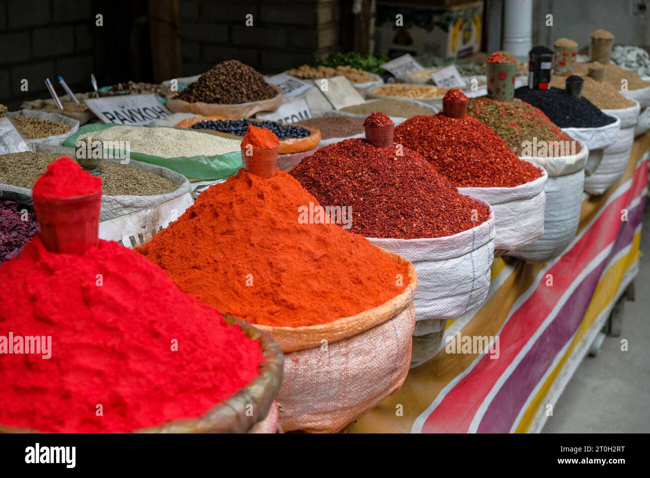 Bancarelle di vendita di spezie al Jayma Bazaar di Osh, in Kirghizistan. Foto Stock