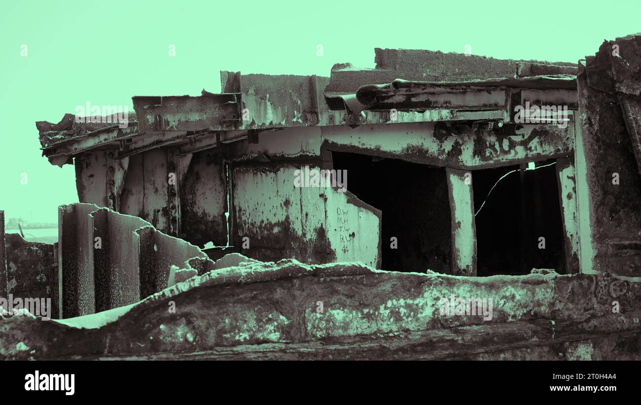 Vecchio peschereccio arrugginito sull'estuario del fiume Wyre a Fleetwood Foto Stock