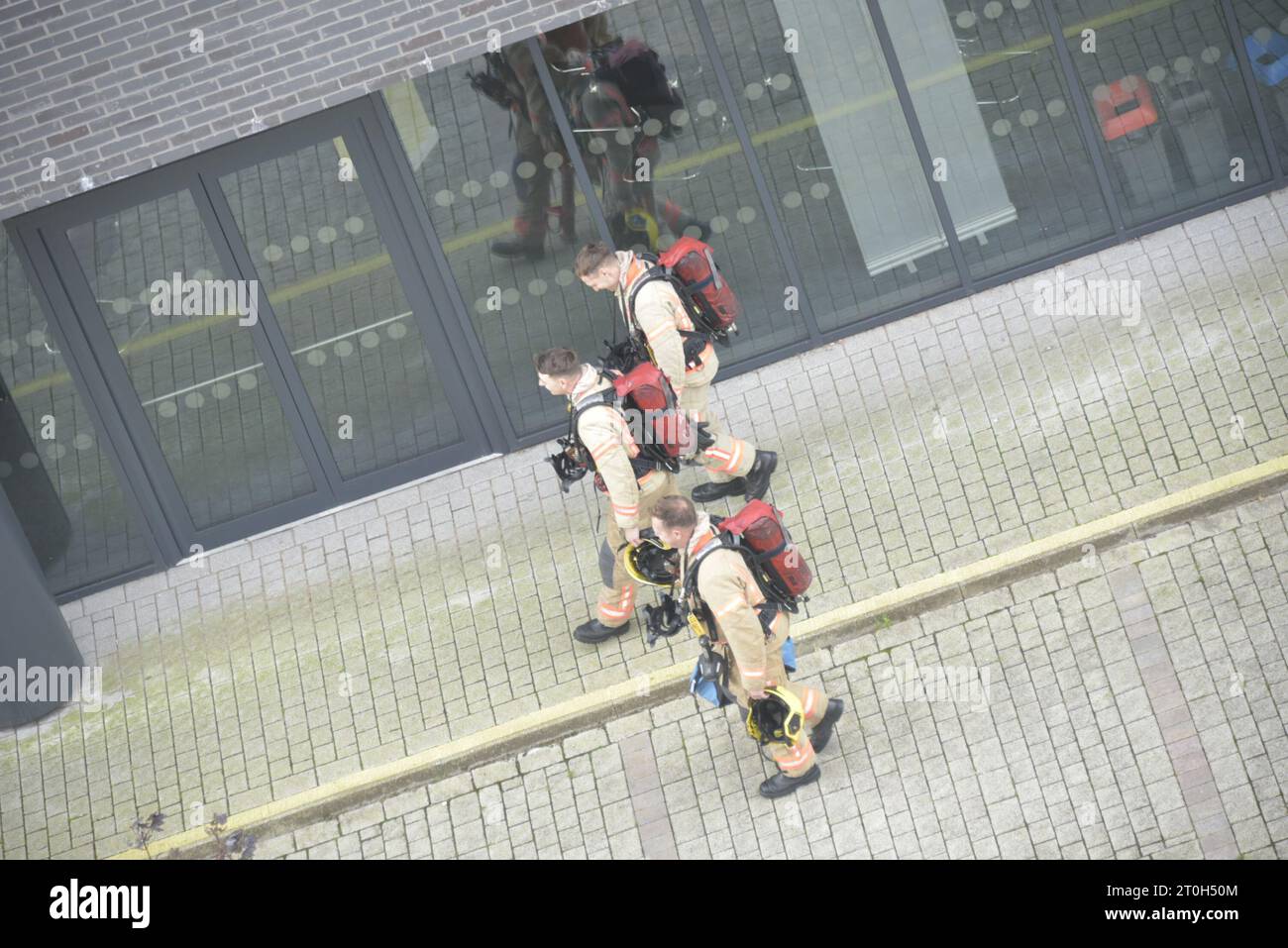 La Greater Manchester Fire and Rescue ha inviato due macchine antincendio il sabato mattina ad un allarme in un edificio residenziale di 5 piani per anziani, chiamato 'Brunswick Village', a Brunswick, Ardwick, South Manchester, REGNO UNITO. Dall'incendio di Grenfell a Londra c'è stata una maggiore consapevolezza dei rischi di un incendio in blocchi di torri come questo, soprattutto dove i residenti sono più anziani e potrebbero non essere molto mobili da soli. Un agente antincendio ha eseguito un oggetto nero che potrebbe essere stato la sede dell'incendio. Ancora poco chiaro cosa fosse. Credito: Terry Waller Foto Stock