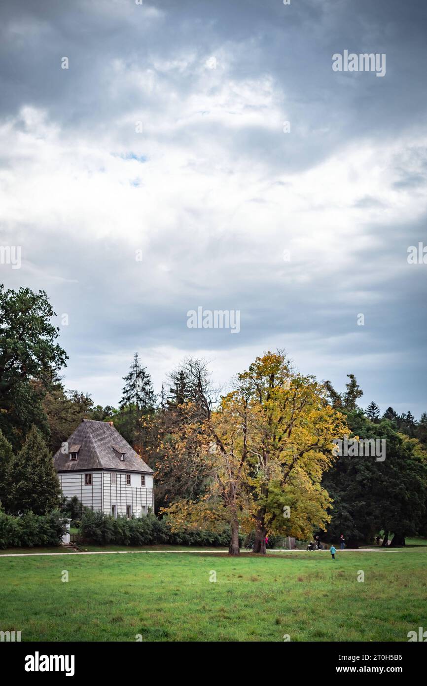 Weimar im Bundesland Thüringen Park an der ILM mit Goethes Gartenhaus - 07.10.2023 Weimar *** Weimar nello stato della Turingia Park on the ILM with Goethes Garden House 07 10 2023 Weimar Credit: Imago/Alamy Live News Foto Stock