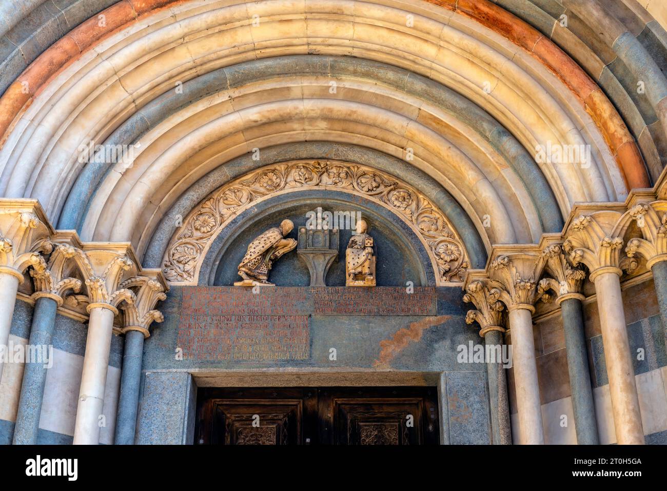 Basilica di Sant'Andrea. Il portale mostra il Cardinale bicchieri che offre la Chiesa a San Andrew, intronizzato. Vercelli, Piemonte, Italia settentrionale. Foto Stock