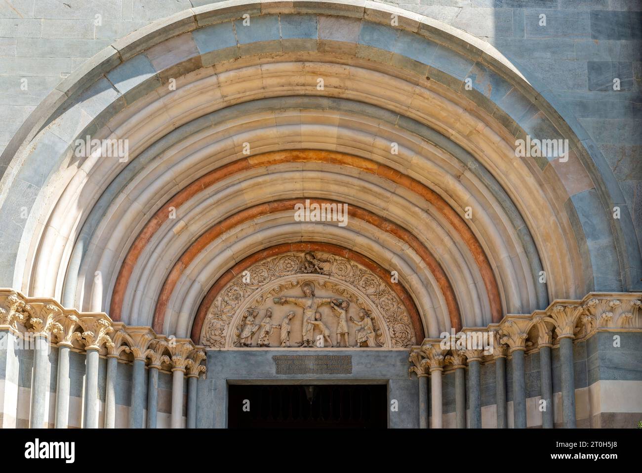 La lunetta del portale centrale presenta un rilievo raffigurante il Martirio di San Andrea, Basilica di Sant'Andreain Vercelli, Piemonte, Italia settentrionale Foto Stock