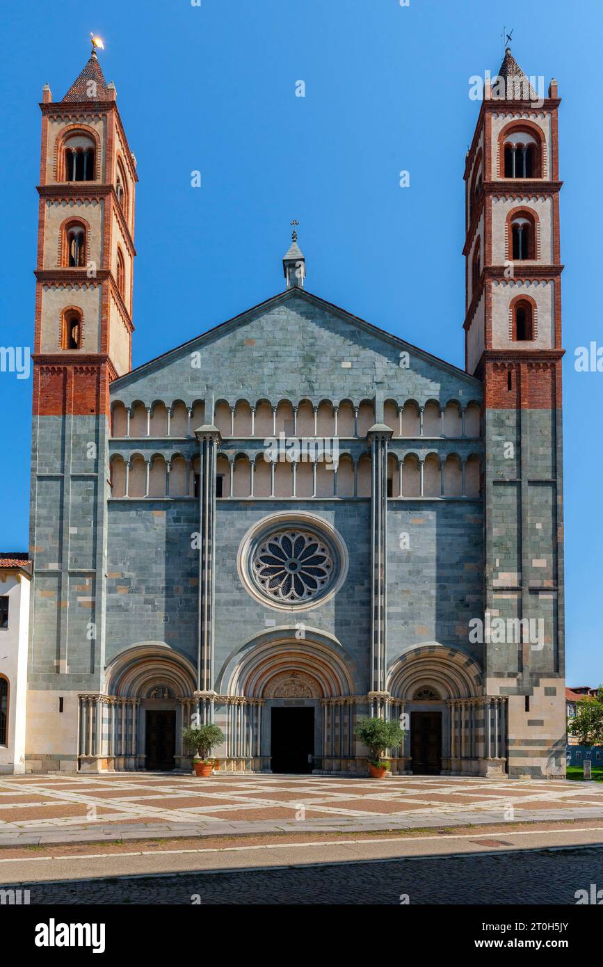 La facciata ovest della Basilica di Sant'Andrea è la chiesa di un monastero a Vercelli, Piemonte, Italia settentrionale. Foto Stock