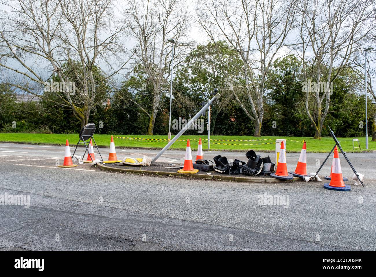 Ripulire dopo un incidente stradale a Leighton, Crewe Cheshire, Regno Unito Foto Stock