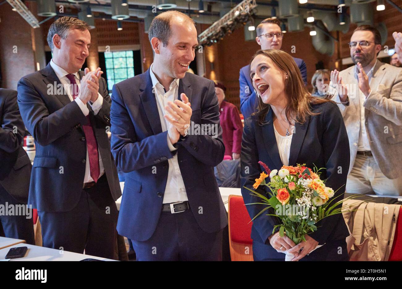 Amburgo, Germania. 7 ottobre 2023. David McAllister (l-r), vicepresidente del Partito popolare europeo, Dennis Thering, Presidente di Stato, e Freya Gräfin Kerssenbrock (tutti CDU), candidata per la lista di stato CDU per le elezioni del Parlamento europeo, alzarsi e applaudire per Kerssebrock alla conferenza del partito di stato CDU di Amburgo dopo che i voti sono stati contati nel centro comunitario di Wilhelmsburg. La riunione dei rappresentanti dello Stato ha determinato la lista dei candidati per le elezioni europee. Crediti: Georg Wendt/dpa/Alamy Live News Foto Stock