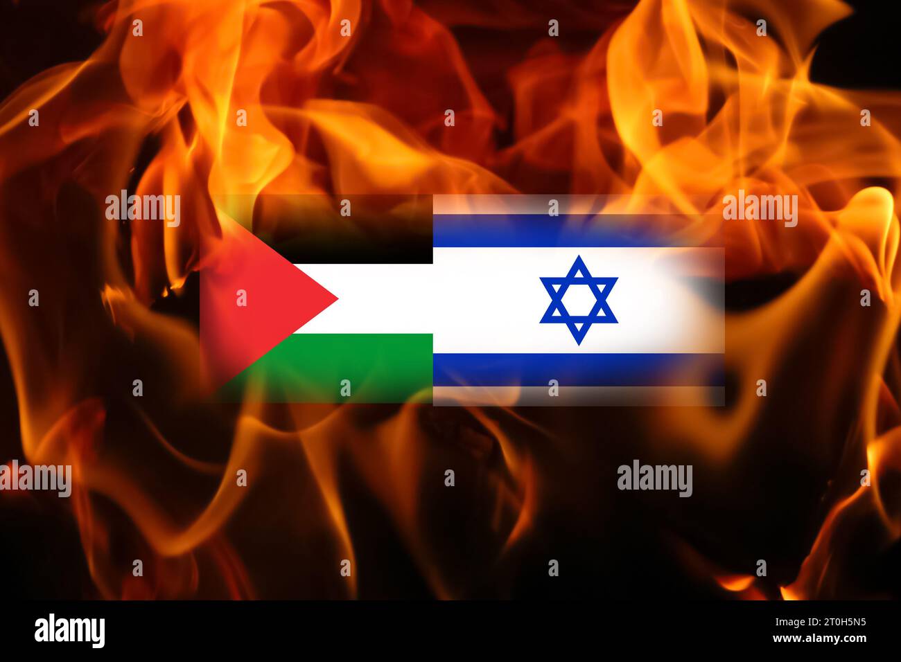 Bandiere di Israele e Palestina sullo sfondo della fiamma del fuoco. Concetto del conflitto tra Israele e le autorità palestinesi. Palestina, guerra d'Israele Foto Stock