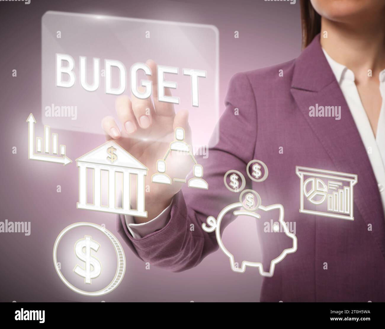 Gestione del budget. Donna d'affari che usa uno schermo virtuale con icone finanziarie, primo piano Foto Stock