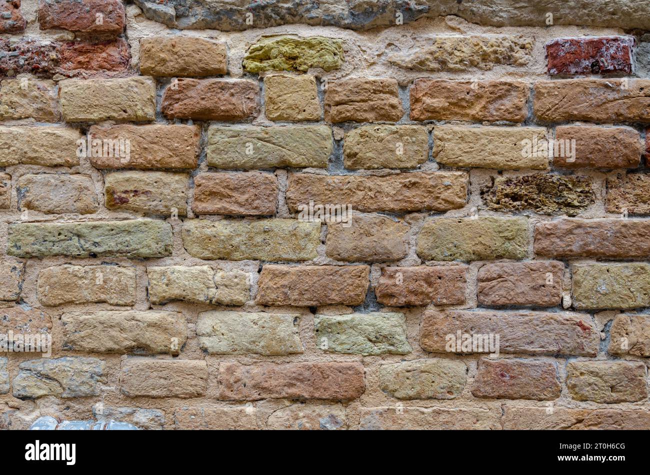 Parete in mattoni grunge di un antico edificio veneziano per il tuo sfondo. Architettura e patrimonio italiano. Foto Stock