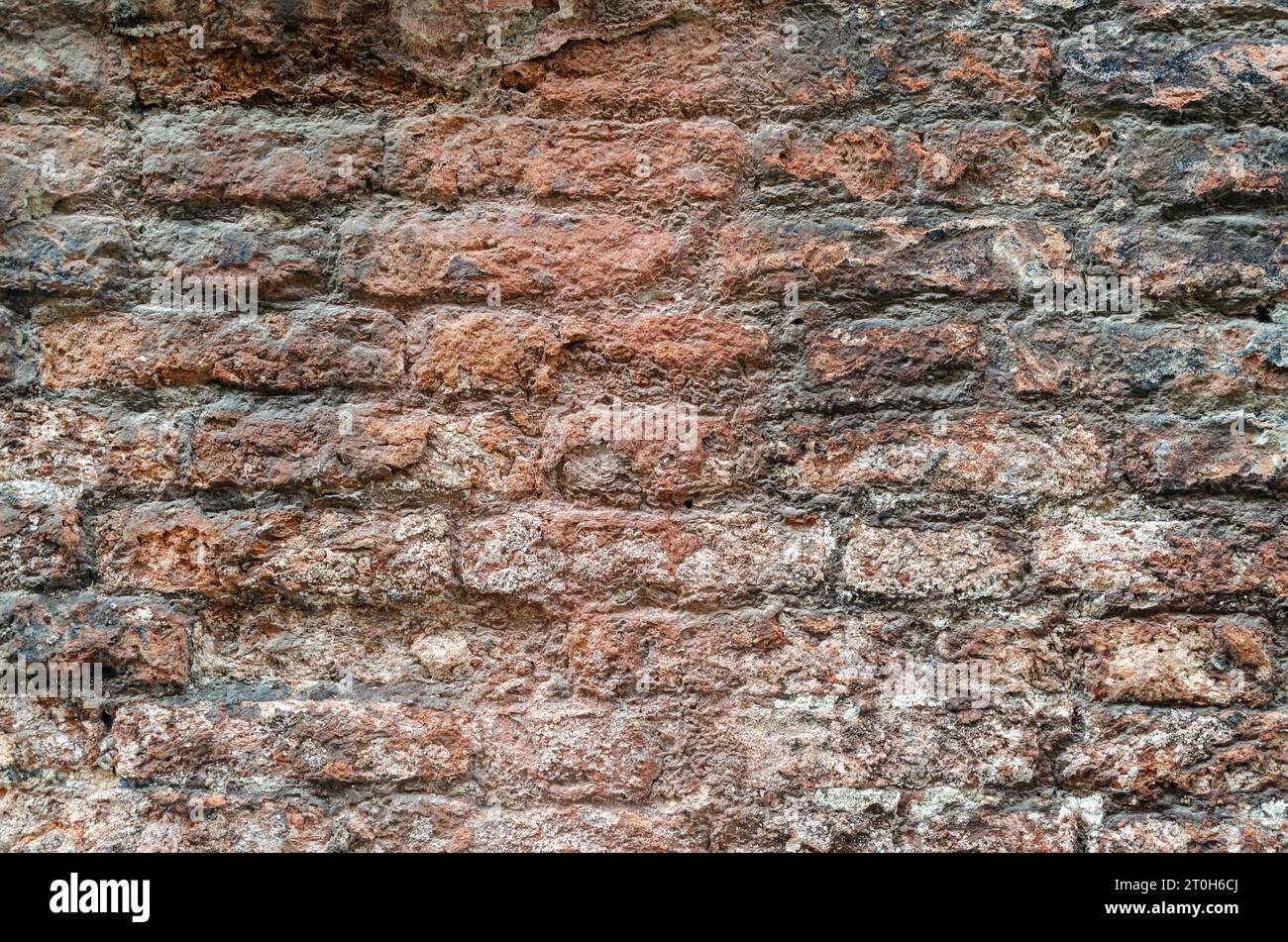 Parete in mattoni grunge di un antico edificio veneziano per il tuo sfondo. Architettura e patrimonio italiano. Foto Stock