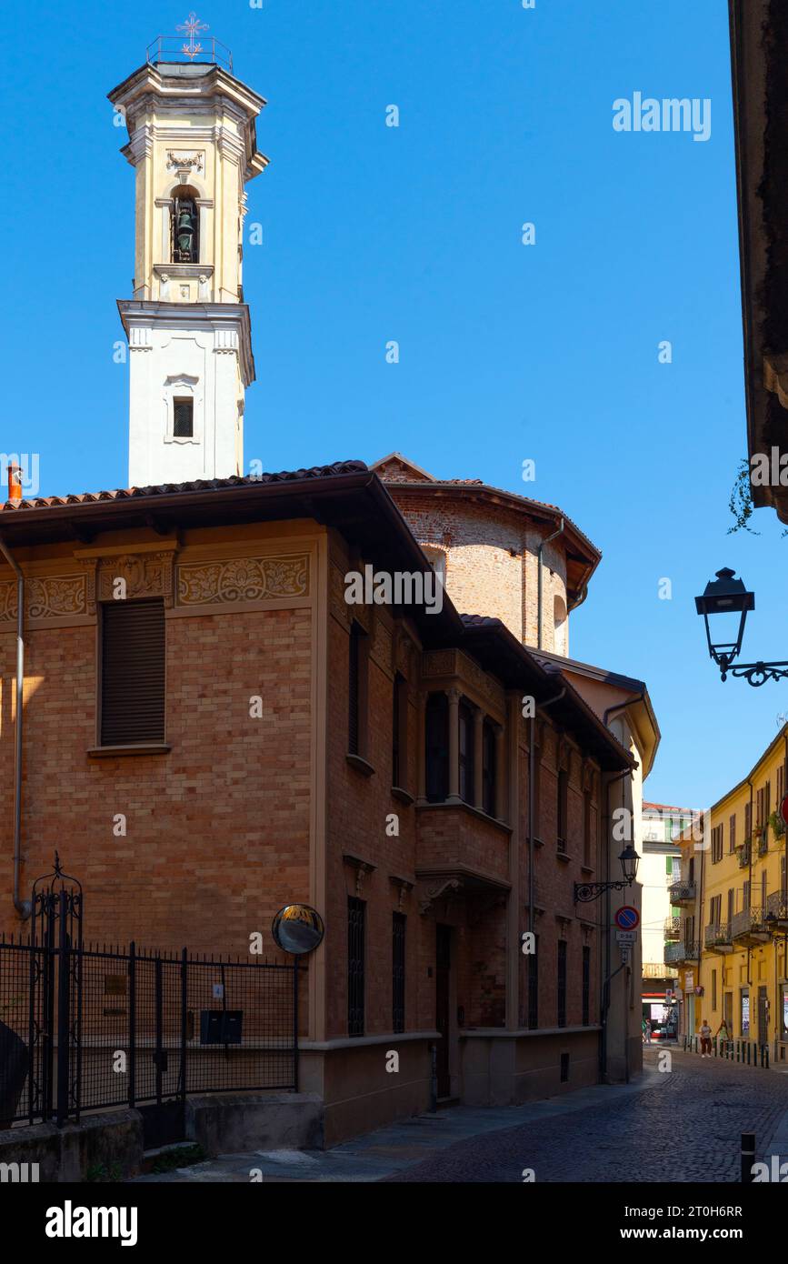 Torre della chiesa di San Lorenzo e stretta via Achille Giovanni Cagna nel centro storico di Vercelli, Piemonte, Italia. Foto Stock